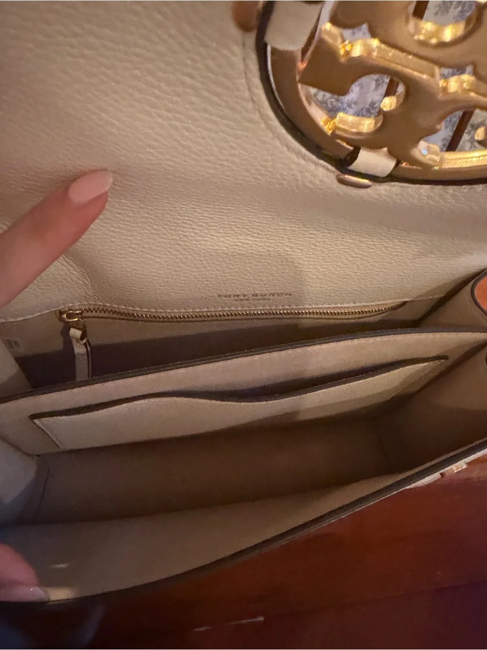 Tory Burch Cream Leather Shoulder Bag with Gold Chain and Logo (never used)